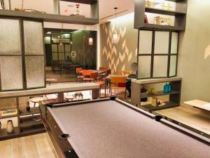 a billiard room with a pool table and a dining room at Beautiful Hi-rise, King size, HS Wi-Fi, pool, gym in Mexico City