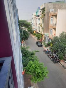 Aussicht aus einem Fenster einer Straße mit geparkten Motorrädern in der Unterkunft Nhà Nghỉ An Toàn in Vũng Tàu