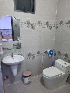 łazienka z toaletą i umywalką w obiekcie Nhà Nghỉ An Toàn w mieście Vung Tau