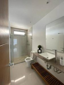 y baño con ducha, aseo y lavamanos. en Apartamento con vista al mar, en Cartagena de Indias