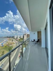 un balcón de un edificio con vistas al océano en Apartamento con vista al mar, en Cartagena de Indias