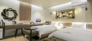 Habitación de hotel con 2 camas y tocador con espejo. en Jeonju NEUE Hotel en Jeonju