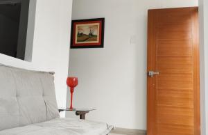 um quarto com uma cama e uma fotografia na parede em Edificio Sánchez Cerro em Piura