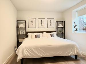 a bedroom with a large bed with white sheets at Perfect Workation Spot, Fast Wi-Fi, Fully Stocked in Seattle