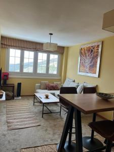 een woonkamer met een bank en een tafel bij MARIBEL ELITE junto pistas in Sierra Nevada