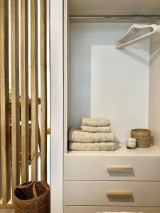 un armario blanco con una pila de toallas. en Hermoso departamento en Palermo Soho en Buenos Aires