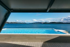 玉野市にあるSETONITEの水辺の景色を望むスイミングプール