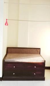 łóżko w pokoju ze ścianą w obiekcie Tinidee Inn Ranong w mieście Ranong
