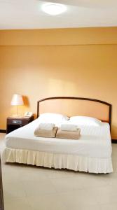 Łóżko lub łóżka w pokoju w obiekcie Tinidee Inn Ranong