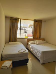 聖瑪爾塔的住宿－Apartamento Rodadero，带窗户的客房内的两张床