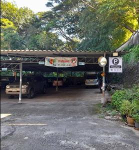 ein Parkplatz mit Autos an einer Tankstelle geparkt in der Unterkunft Na - cha - lae (3) in Chanthaburi