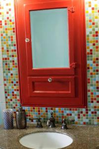 baño con espejo rojo y lavabo en Beautiful, Historic Family Home near Lake Merritt en Oakland