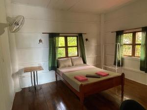 Postel nebo postele na pokoji v ubytování Kep Lodge