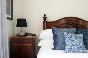 Albert Hotel Daylesford客房内的一张或多张床位