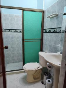ein Bad mit einem WC und einem Waschbecken in der Unterkunft Casa Hotel Quimbaya in Quimbaya