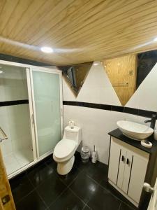 Koupelna v ubytování Cabañas Lihuén SPA