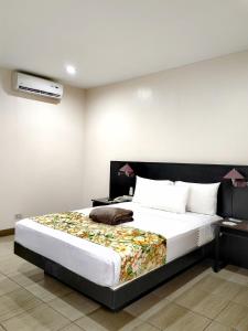 sypialnia z dużym łóżkiem w pokoju w obiekcie Batangas Country Club w mieście Batangas