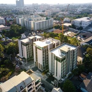 uma vista aérea de uma cidade com edifícios em Wellness Stay & Hotel Sukhumvit 107 em Bangna