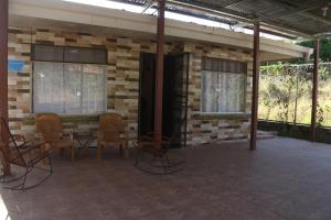 un patio con sillas y una pared de ladrillo en Casa Hidalgo cerca de playa Carrillo en Carrillo