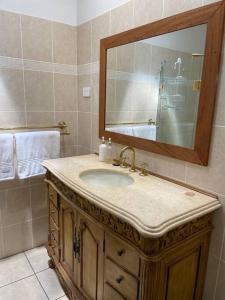 uma casa de banho com um lavatório e um espelho em 13 Cypress Lane em Woorim