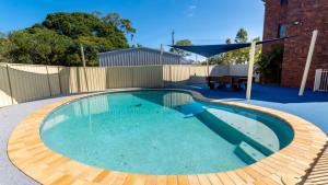 Ground Floor with water views and pool!内部或周边的泳池