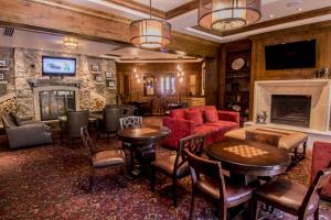 Khu vực lounge/bar tại Aspen Mountain Residences 3 Bedroom