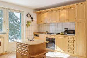 Kuchyňa alebo kuchynka v ubytovaní Jardins d'Androsace 3ème étage - Happy Rentals