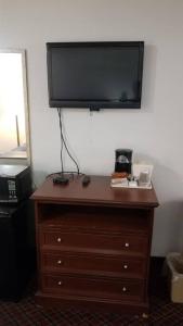 TV i/ili multimedijalni sistem u objektu OSU King Hotel Room 118 Booking