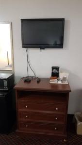 Gallery image of OSU Queen Hotel Room 118 Booking in Stillwater
