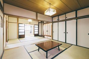 una habitación con una mesa en el medio. en Stay in Yamabe en Furano