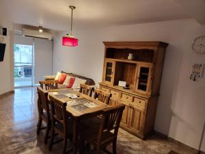 a dining room with a table and some chairs at Departamento Alberdi Completo con Cochera in Córdoba