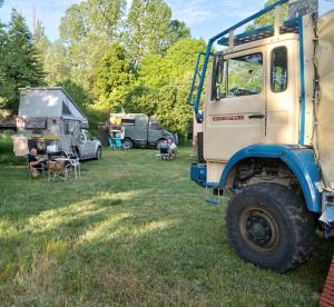 ciężarówka zaparkowana na polu z namiotem w obiekcie Balabanağa Çiftliği Camping 