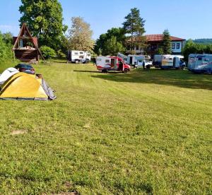 un campo con una tienda y un grupo de caravanas en Balabanağa Çiftliği Camping, 