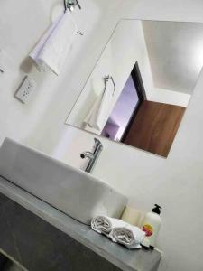 a bathroom with a sink with a mirror and a sink at Departamento en el centro de Guadalajara in Guadalajara