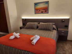 duas toalhas numa cama num quarto de hotel em Departamento Alberdi Completo con Cochera em Córdova