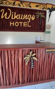 Puerto Nariño的住宿－Wikungo Hotel，餐厅墙上的修剪酒店标志