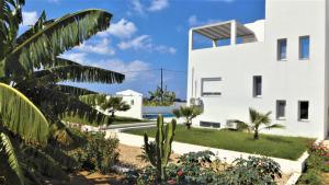 蒂加基的住宿－Xenos Villa 3 - Luxury Villa With Private Pool Near The Sea.，享有花园的景致。