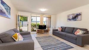 Posezení v ubytování Comfy Ground Floor Unit opposite waterfront! Welsby Pde, Bongaree