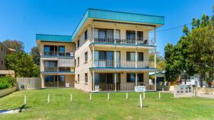 een appartementencomplex met een tuin ervoor bij Water Views - Top Floor -Clearview Apartments South Esp, Bongaree in Bongaree