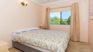 een slaapkamer met een bed en een raam bij Water Views - Top Floor -Clearview Apartments South Esp, Bongaree in Bongaree