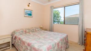 een slaapkamer met een bed en een raam bij Water Views - Top Floor -Clearview Apartments South Esp, Bongaree in Bongaree +12 foto's