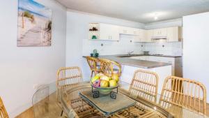 Dapur atau dapur kecil di Everything you need including a pool! Karoonda Sands Apartments