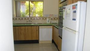 A kitchen or kitchenette at Light, Airy 1st Floor Unit - Marbrin Close, Bellara