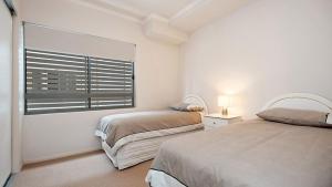 Ένα ή περισσότερα κρεβάτια σε δωμάτιο στο Spectacular Unit Overlooking Pumicestone Passage - Welsby Pde, Bongaree