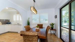 邦加里VIEWS VIEWS VIEWS! Front Top Floor Waterfront Unit - Chnook Apartments South Esp, Bongaree的相册照片