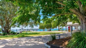 邦加里VIEWS VIEWS VIEWS! Front Top Floor Waterfront Unit - Chnook Apartments South Esp, Bongaree的相册照片