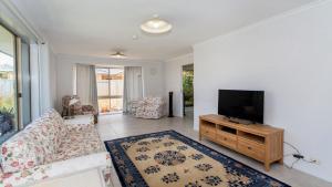 Μια τηλεόραση ή/και κέντρο ψυχαγωγίας στο Lowset home on the canal - Dolphin Dr, Bongaree