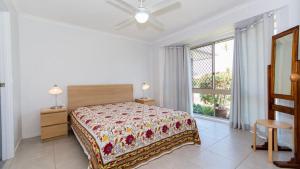 Ένα ή περισσότερα κρεβάτια σε δωμάτιο στο Lowset home on the canal - Dolphin Dr, Bongaree