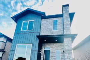 una casa blu con un gambero di Stunning 3BR Luxury Home N/Edm*2 king beds* a Edmonton