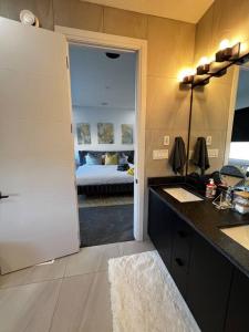 una cucina con porta che conduce a una camera da letto di Stunning 3BR Luxury Home N/Edm*2 king beds* a Edmonton